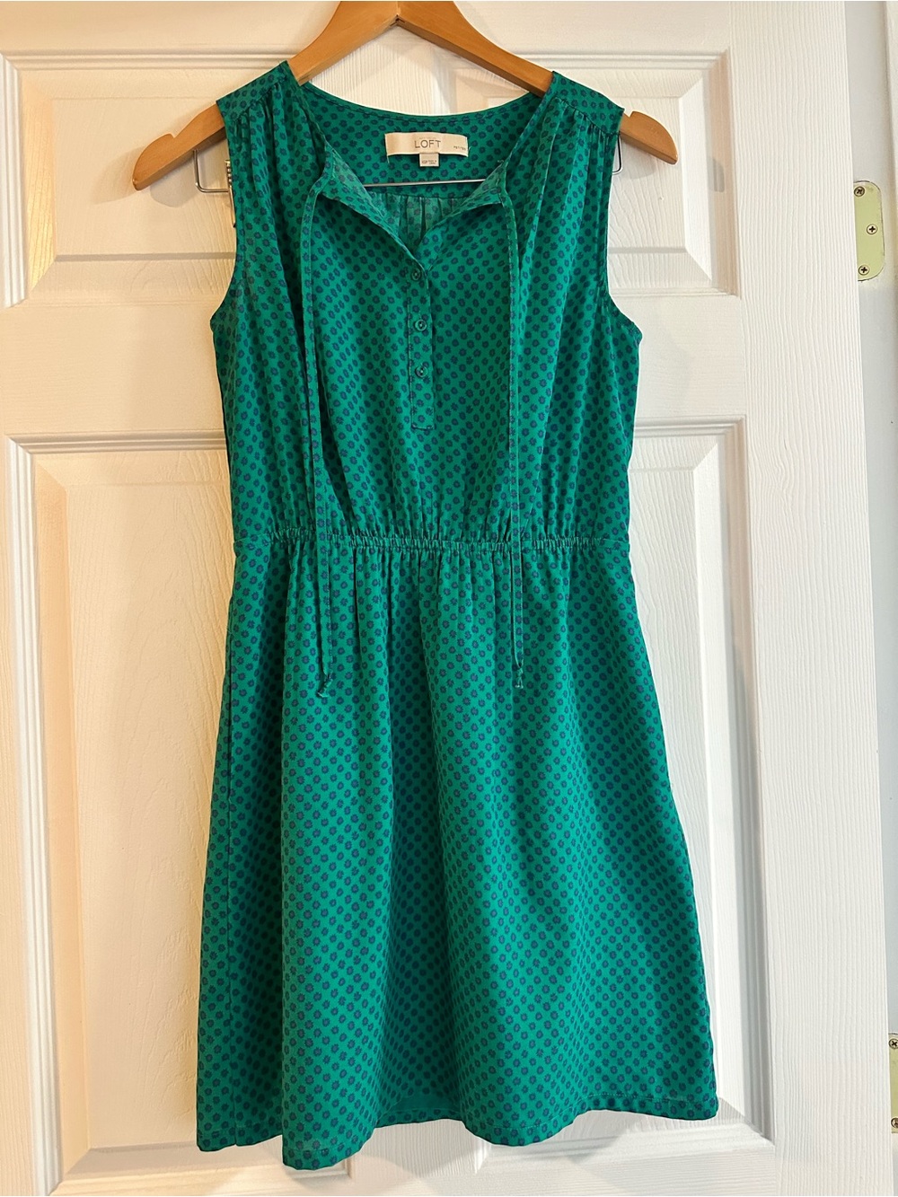 LOFT Green Sleeveless Dress - fully lined skirt, has pockets!